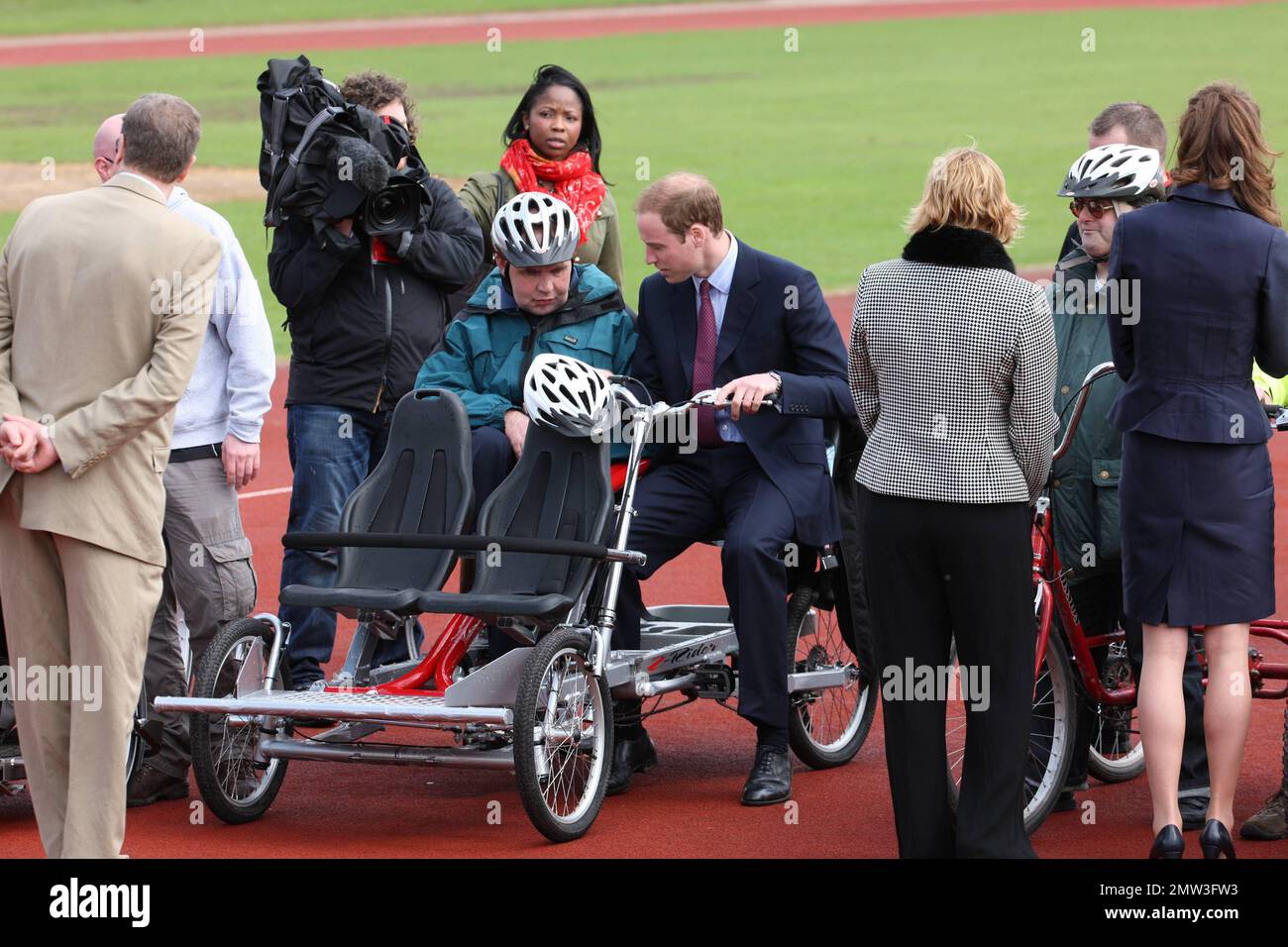 Prince William e Kate Middleton visitano il Witton Country Park. Mentre al parco Kate, che guardava il demure in una gonna blu, parlò con i bambini e gli atleti, mentre William provò una moto a quattro posti. Darwen, Regno Unito. 04/11/11. Foto Stock