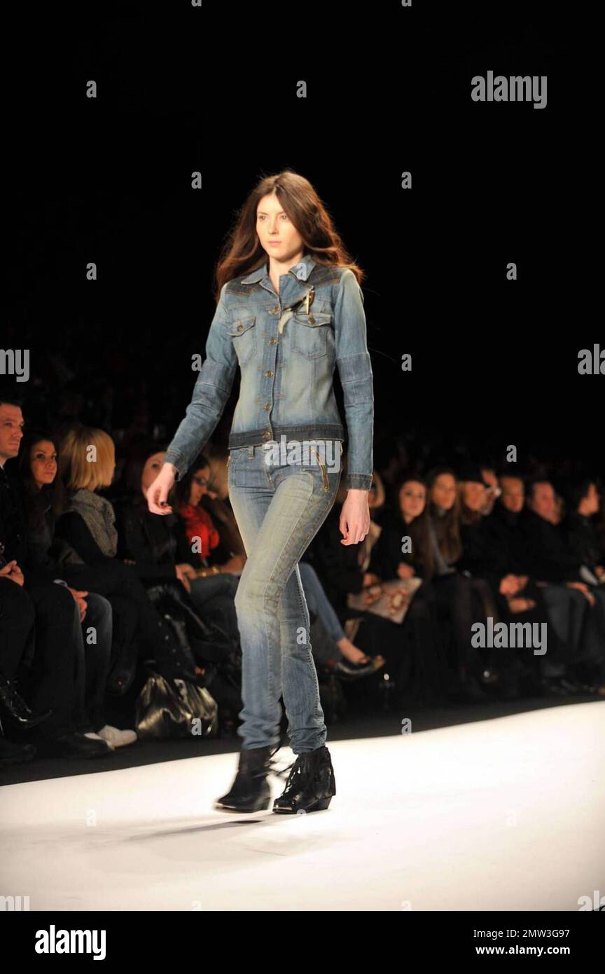 I modelli camminano sulla pista al William Rast Fashion Show di Justin Timberlake durante la Mercedes Benz Fashion Week a New York, NY. 2/16/09. Foto Stock