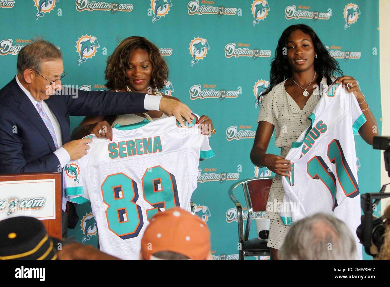 – Proprietario e Managing General Partner dei Miami Dolphins, Stephen M. Ross, ha annunciato oggi che Venus e Serena Williams, che hanno 18 titoli singoli Grand Slam combinati e sono residenti di Palm Beach Gardens, stanno entrando a far parte dell'organizzazione come partner limitati del franchising. Le sorelle Williams sono le prime donne afroamericane a detenere una quota di proprietà in una franchising NFL e una delle poche afroamericane a detenere questa distinzione unica. "Siamo entusiasti di avere Venere e Serena unite ai Delfini come partner limitati", ha affermato Ross. 'Sono tra le più ammirate atleta Foto Stock