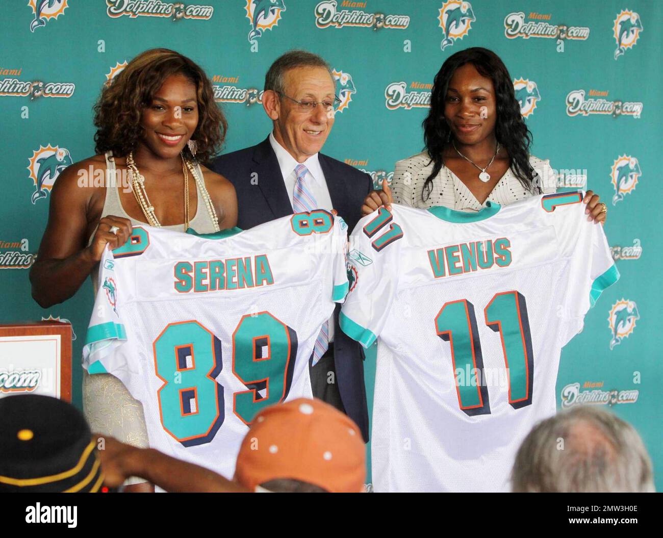 – Proprietario e Managing General Partner dei Miami Dolphins, Stephen M. Ross, ha annunciato oggi che Venus e Serena Williams, che hanno 18 titoli singoli Grand Slam combinati e sono residenti di Palm Beach Gardens, stanno entrando a far parte dell'organizzazione come partner limitati del franchising. Le sorelle Williams sono le prime donne afroamericane a detenere una quota di proprietà in una franchising NFL e una delle poche afroamericane a detenere questa distinzione unica. "Siamo entusiasti di avere Venere e Serena unite ai Delfini come partner limitati", ha affermato Ross. 'Sono tra le più ammirate atleta Foto Stock