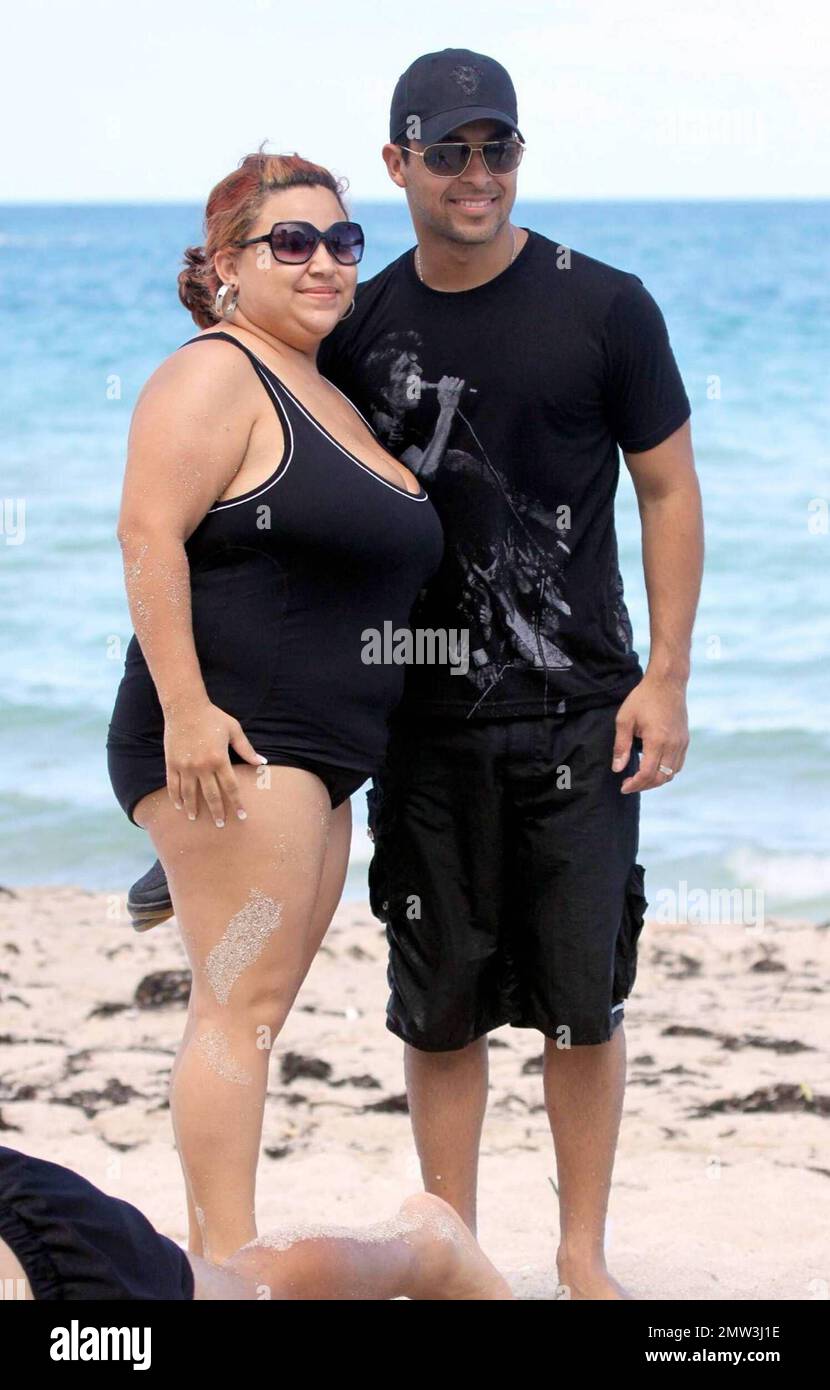 ESCLUSIVO!! L'attore americano Wilmer Valderrama, meglio conosciuto per il ruolo di Fez nella sitcom 'That '70s Show', mostra il suo corpo sulla spiaggia mentre si raffredda nell'Oceano Atlantico con gli amici durante una visita a Miami Beach, Florida. 8/23/09. Foto Stock