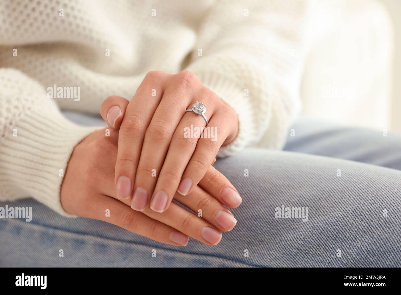 Indossare un anello di fidanzamento immagini e fotografie stock ad alta  risoluzione - Alamy