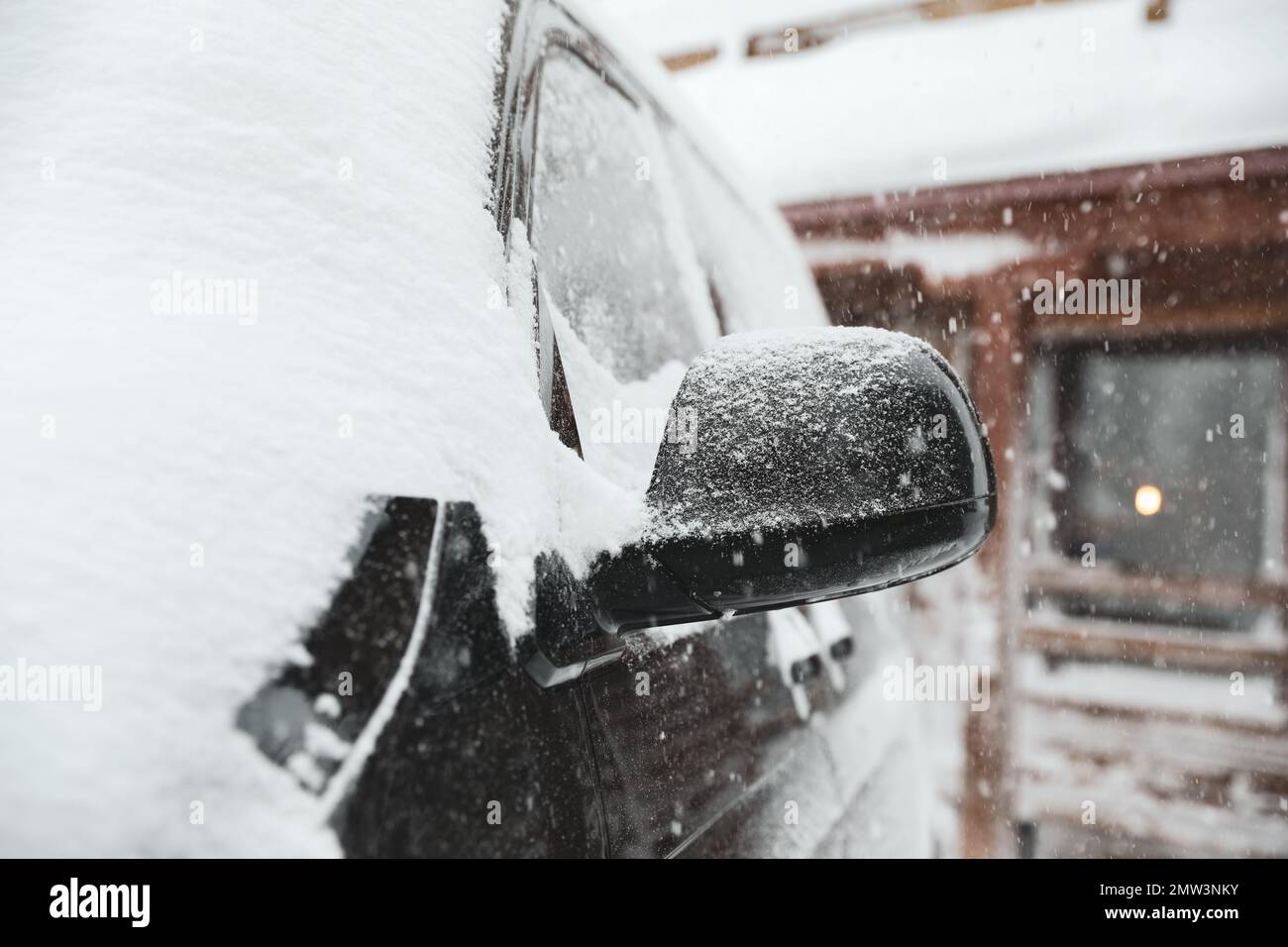 Auto moderna coperta di neve all'aperto il giorno d'inverno, primo piano Foto Stock