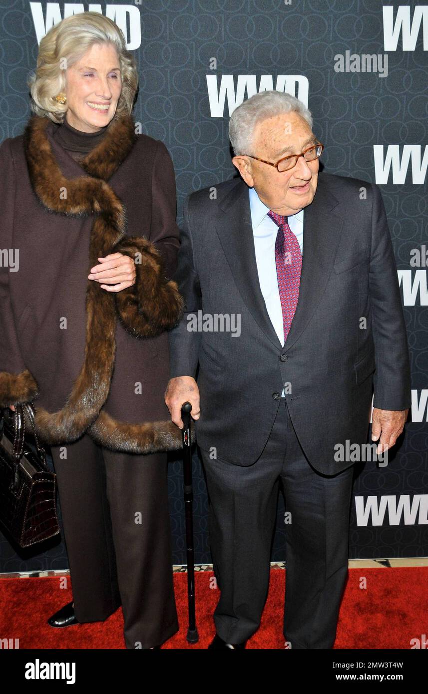 Henry e Nancy Kissinger partecipano al gala del 100th° anniversario di WomenÕs Wear Daily al Cipriani 42 di Midtown Manhattan. New York, NY. 11/2/10. Foto Stock