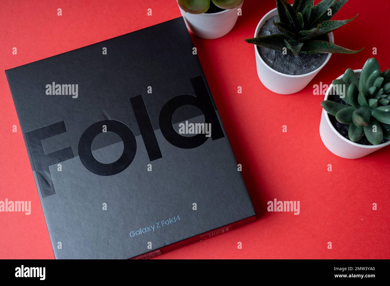 Samsung Galaxy Z Fold 4 in confezione originale. Su sfondo rosso. Foto Stock
