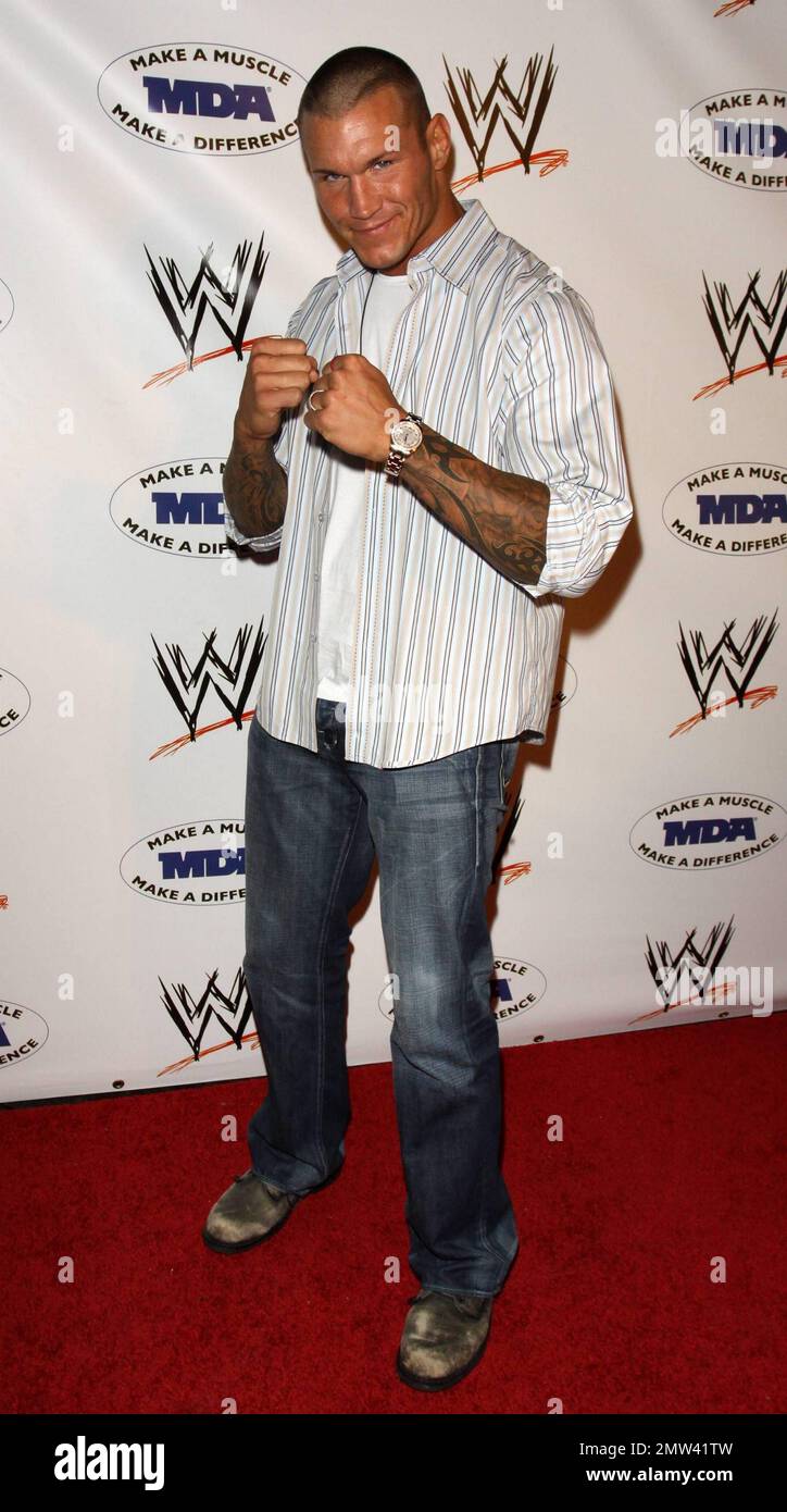 La superstar WWE Randy Orton posa sul tappeto rosso all'annuale festa di lancio di WWE SummerSlam in associazione con l'Associazione di Distrofia muscolare che si tiene al Tropicana Bar all'interno dell'Hollywood Roosevelt Hotel. Los Angeles, California. 08/13/10. Foto Stock