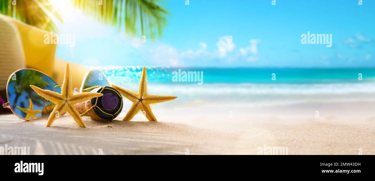 Vacanza di luna di miele sulla Sunny Tropical Sandy Beach con foglie di palma e Paradise Island Foto Stock