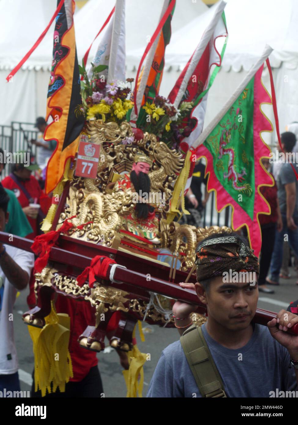 Una sfilata con statue di divinità cinesi durante la celebrazione di Cap Go Meh nel Capodanno cinese Foto Stock