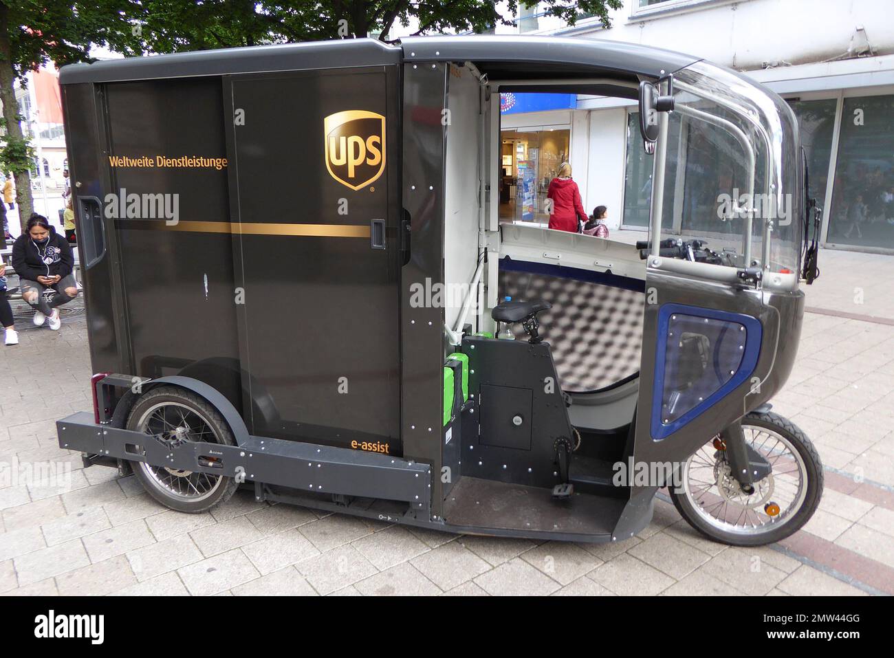 Liefer Lastenrad vom Paketdienst UPS für die City ad Amburgo Foto Stock