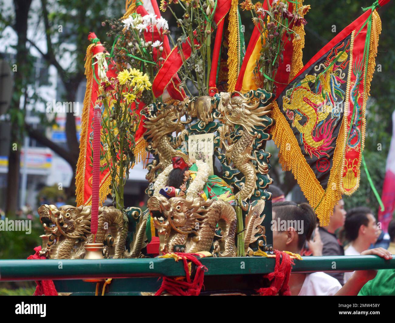 Una sfilata con statue di divinità cinesi durante la celebrazione di Cap Go Meh nel Capodanno cinese Foto Stock