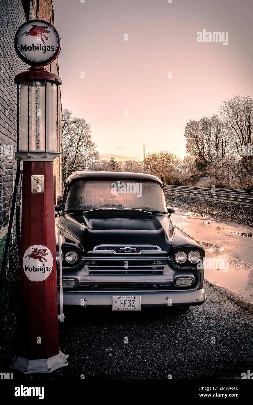 Mount Victory, Ohio, USA. Pompa Benkin antica e perfetta condizione accanto ad un camion Chevy, fascino senza tempo. Foto Stock