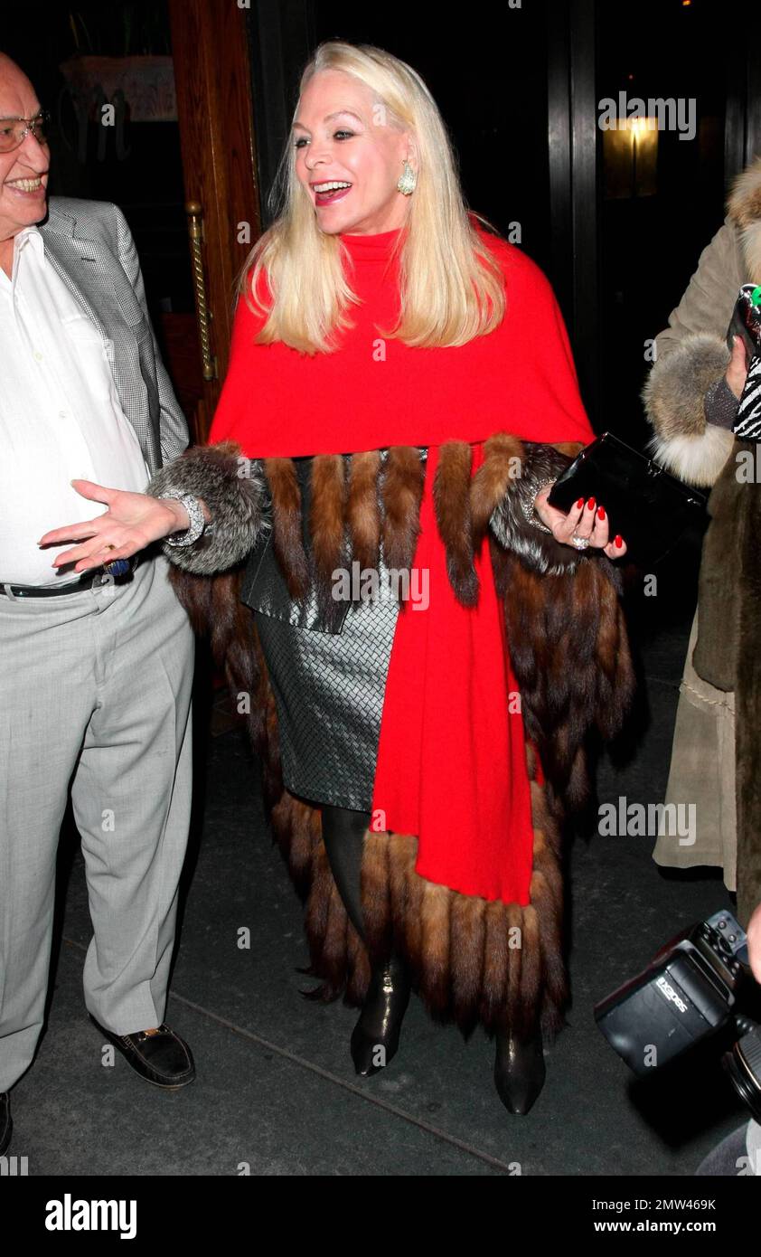 La principessa Yasmin Khan, figlia dell'attrice Rita Hayworth, arriva in  modo flamboyant al ristorante Madeo con gli amici. Yasmin ha indossato uno  scialle rosso con dettagli in pelliccia e ha fatto un