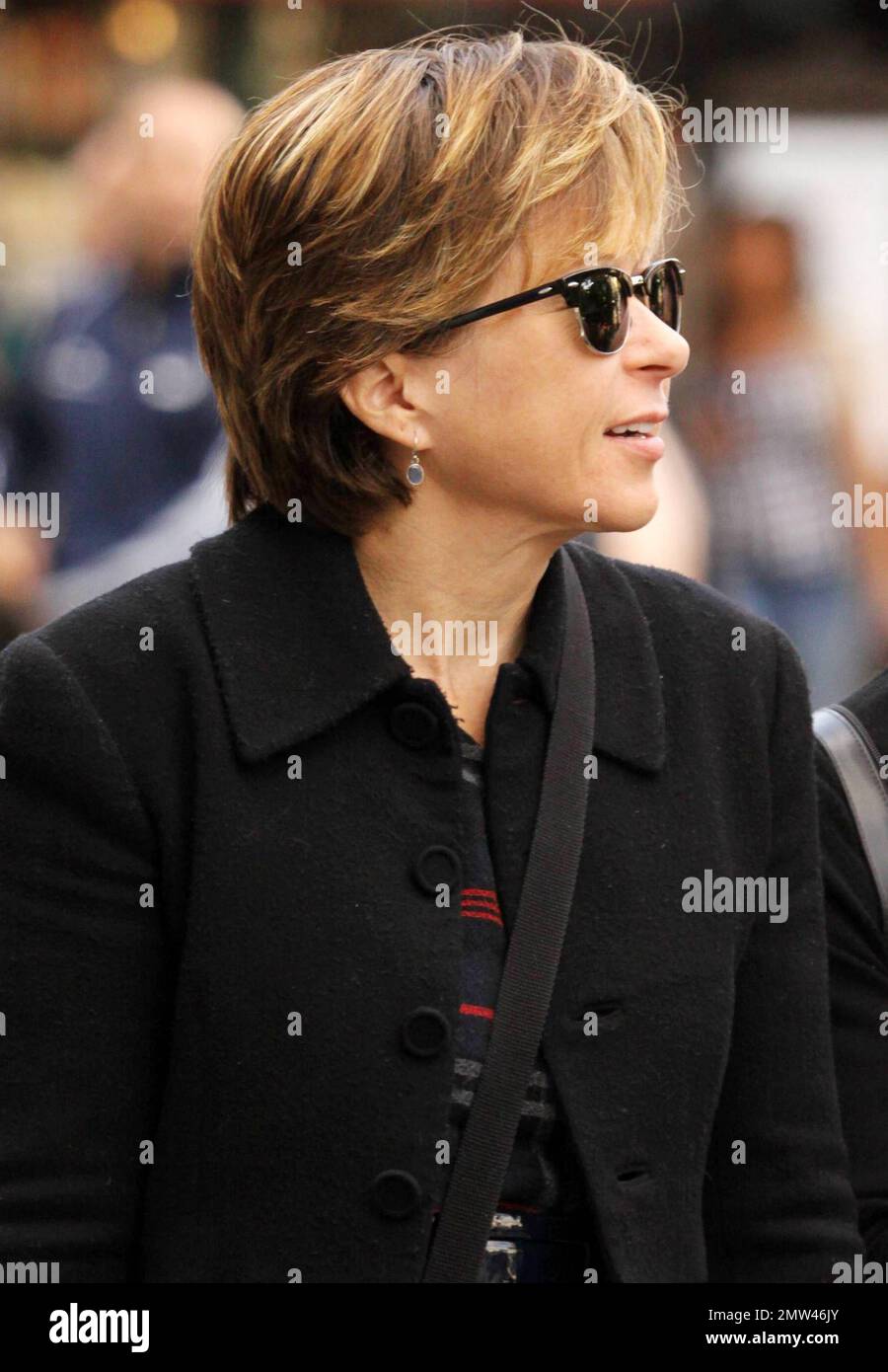 ESCLUSIVO!! L'attrice Yeardley Smith, voce di Lisa Simpson nella lunga  serie televisiva "The Simpsons", indossa occhiali da sole trendy con corno  e una gonna a plaid al Grove, dove camminava con un