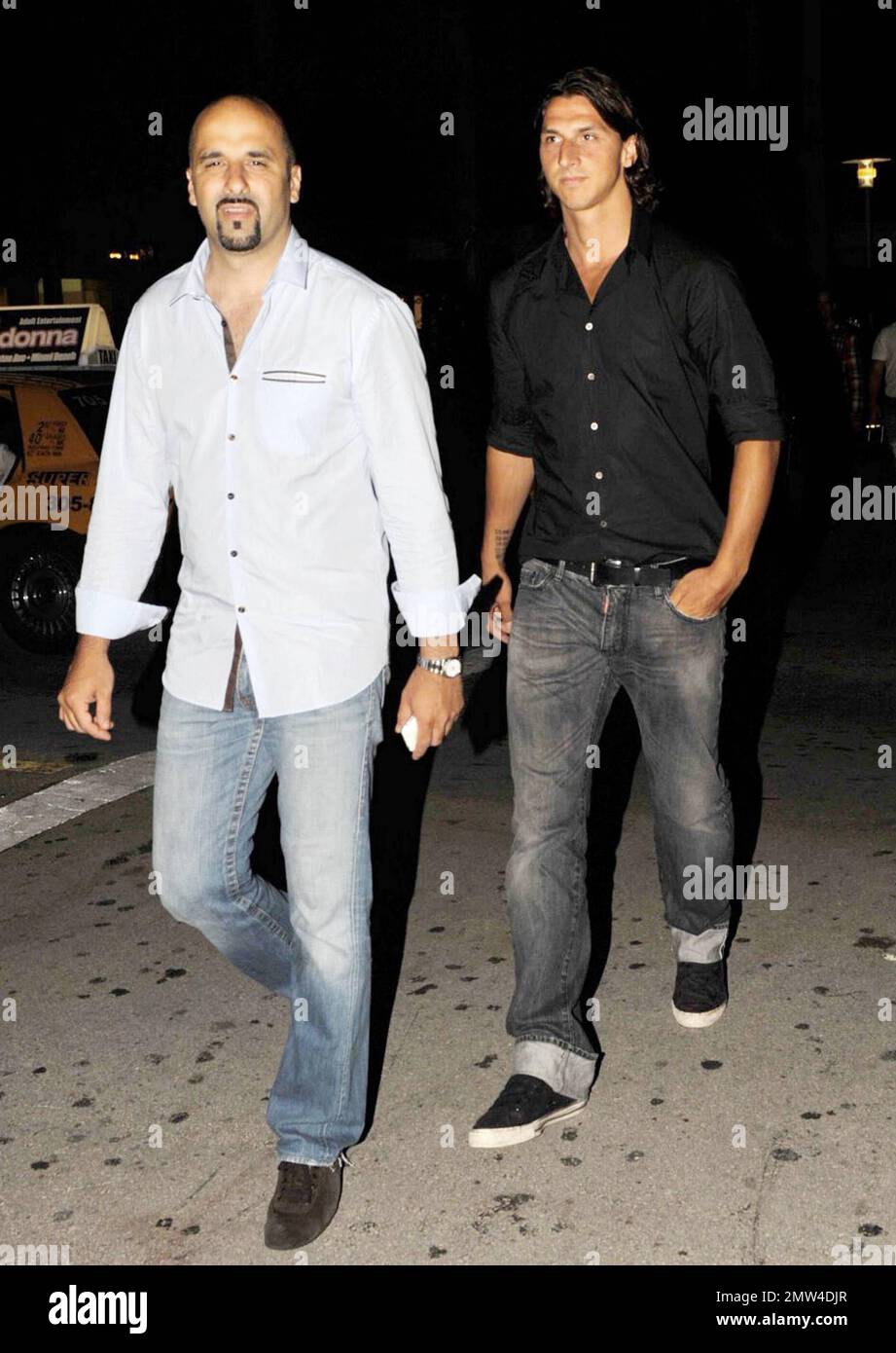 ESCLUSIVO!! Stella svedese calciatore Zlatan Ibrahimovi , attualmente giocando come attaccante per Barcellona e sulla nazionale svedese squadra, passeggiate piacevoli lungo Lincoln Road durante una notte fuori con alcuni amici maschi. Miami Beach, Florida. 07/09/10. Foto Stock