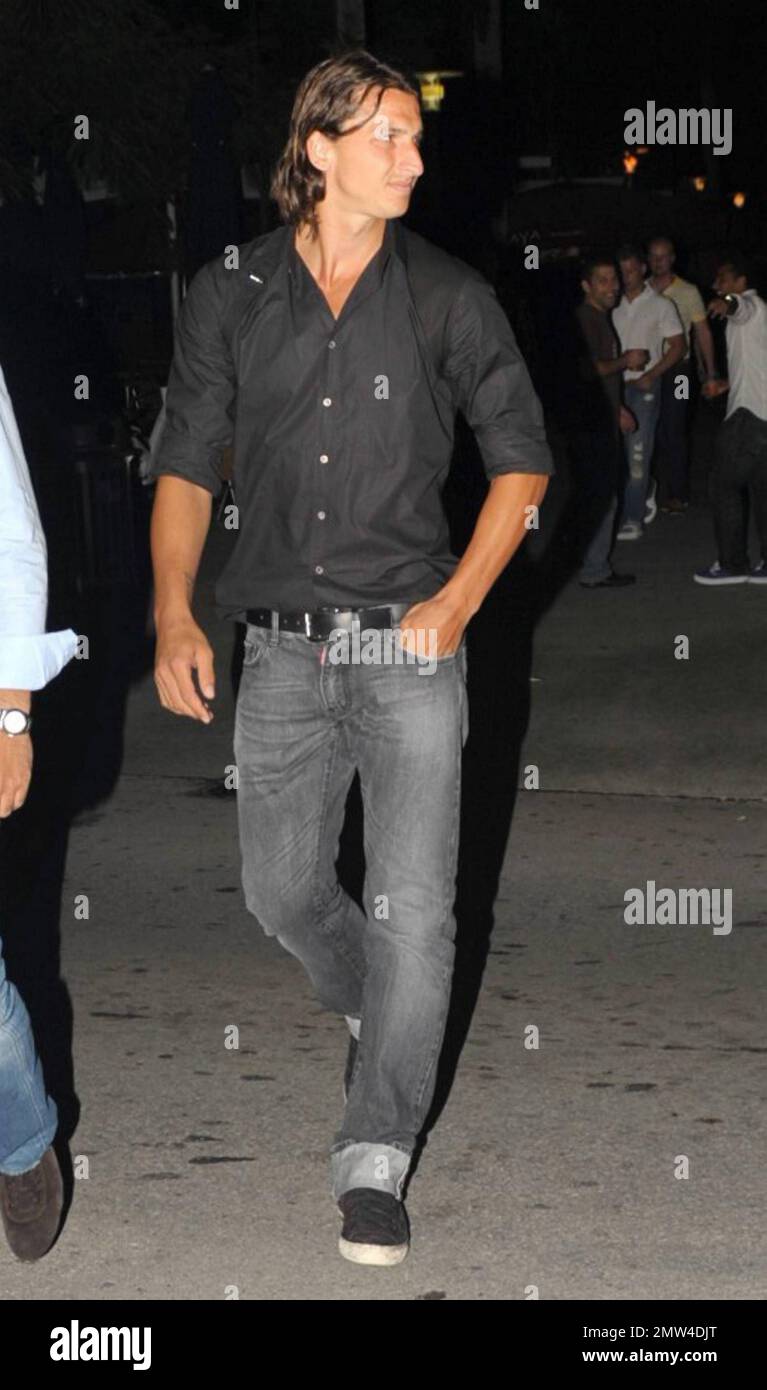 ESCLUSIVO!! Stella svedese calciatore Zlatan Ibrahimovi , attualmente giocando come attaccante per Barcellona e sulla nazionale svedese squadra, passeggiate piacevoli lungo Lincoln Road durante una notte fuori con alcuni amici maschi. Miami Beach, Florida. 07/09/10. Foto Stock