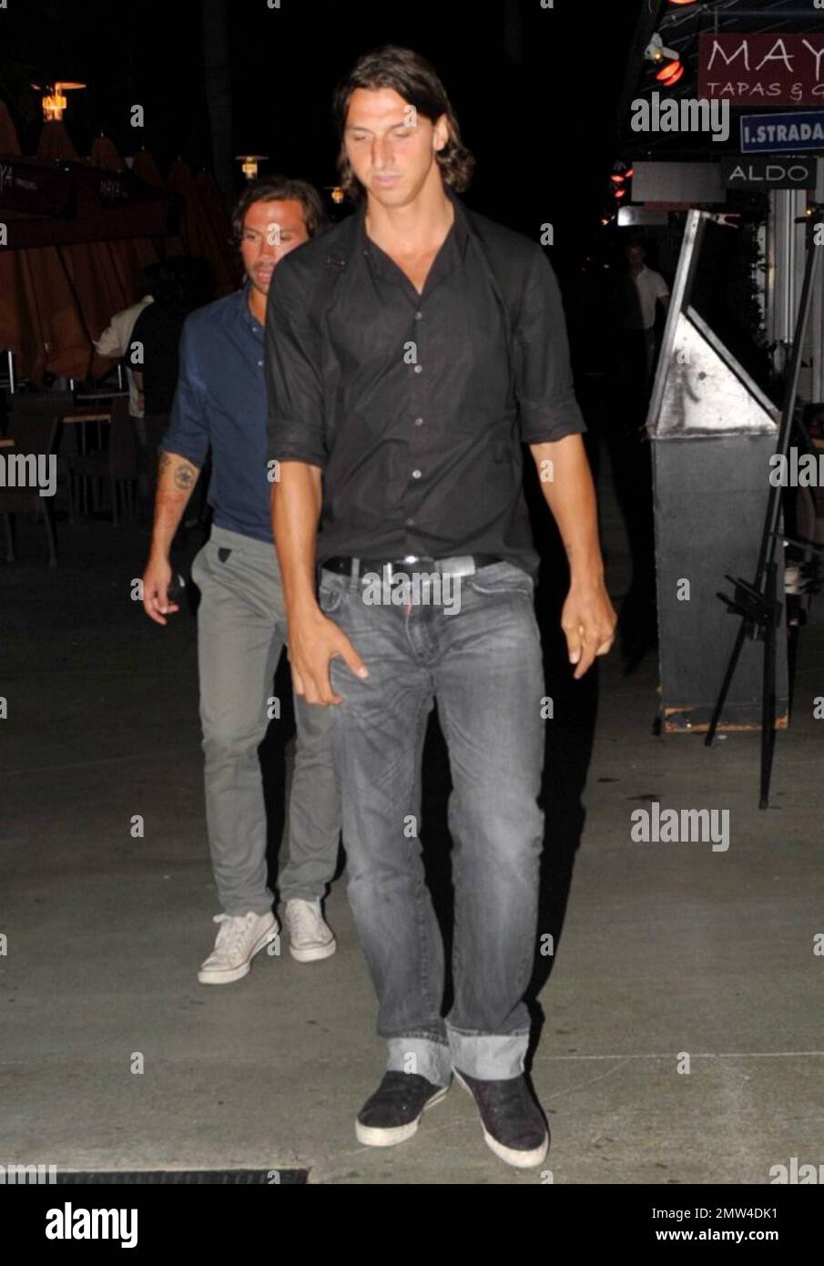 ESCLUSIVO!! Stella svedese calciatore Zlatan Ibrahimovi , attualmente giocando come attaccante per Barcellona e sulla nazionale svedese squadra, passeggiate piacevoli lungo Lincoln Road durante una notte fuori con alcuni amici maschi. Miami Beach, Florida. 07/09/10. . Foto Stock