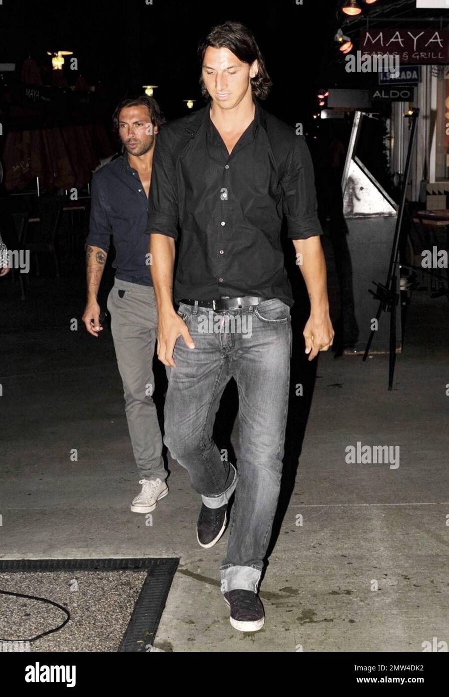 ESCLUSIVO!! Stella svedese calciatore Zlatan Ibrahimovi , attualmente giocando come attaccante per Barcellona e sulla nazionale svedese squadra, passeggiate piacevoli lungo Lincoln Road durante una notte fuori con alcuni amici maschi. Miami Beach, Florida. 07/09/10. . Foto Stock