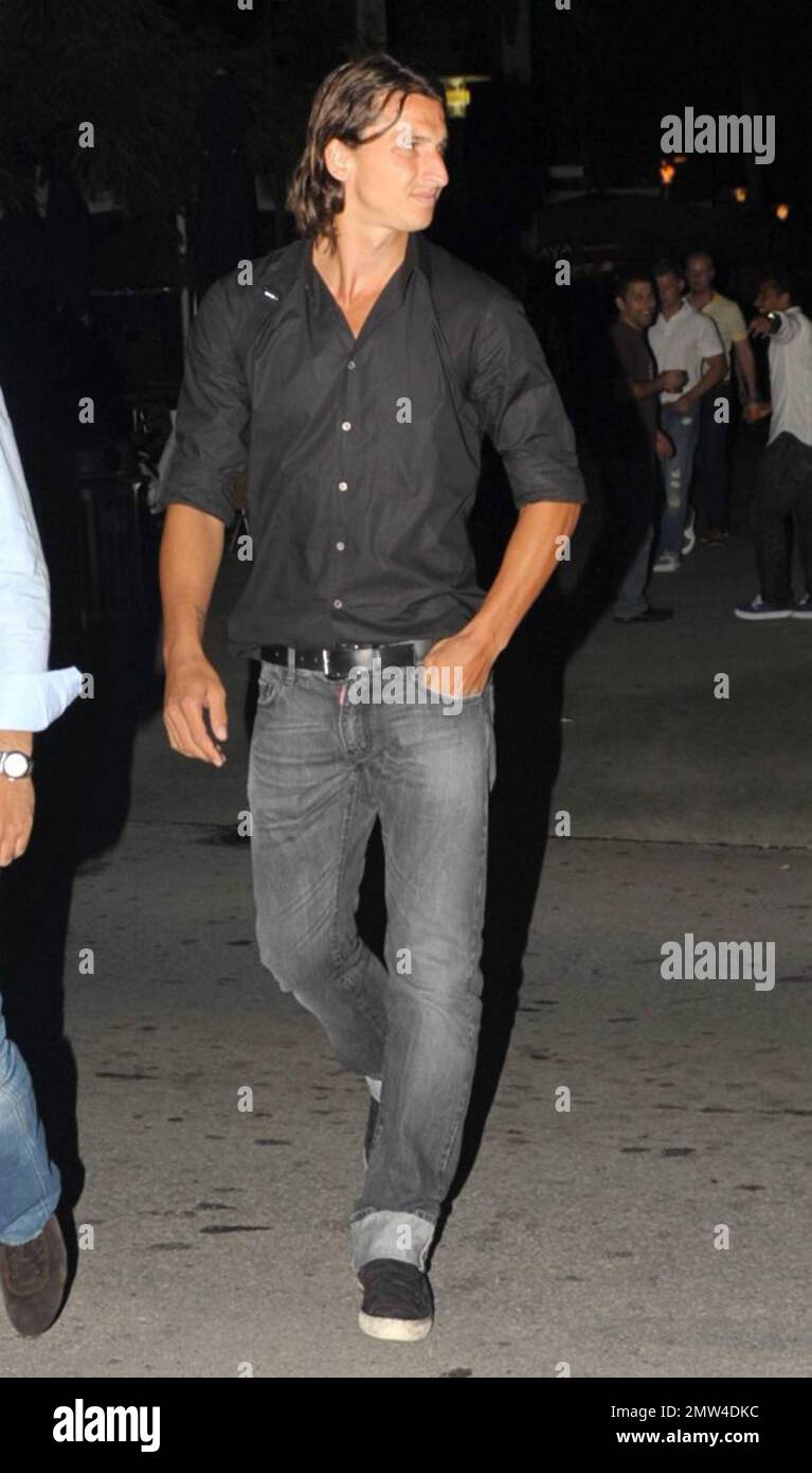 ESCLUSIVO!! Stella svedese calciatore Zlatan Ibrahimovi , attualmente giocando come attaccante per Barcellona e sulla nazionale svedese squadra, passeggiate piacevoli lungo Lincoln Road durante una notte fuori con alcuni amici maschi. Miami Beach, Florida. 07/09/10. . Foto Stock