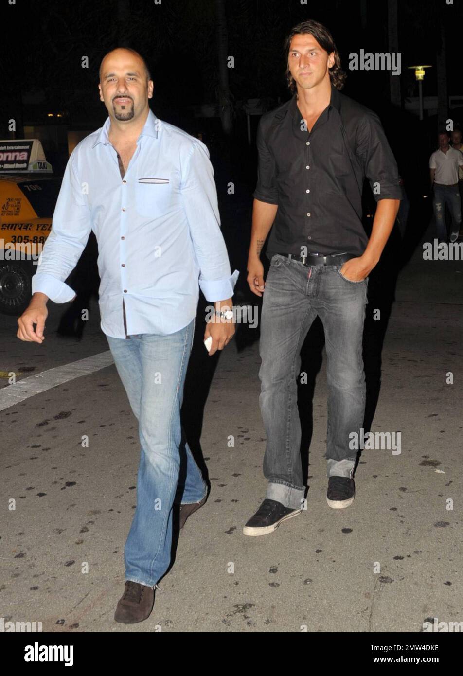 ESCLUSIVO!! Stella svedese calciatore Zlatan Ibrahimovi , attualmente giocando come attaccante per Barcellona e sulla nazionale svedese squadra, passeggiate piacevoli lungo Lincoln Road durante una notte fuori con alcuni amici maschi. Miami Beach, Florida. 07/09/10. . Foto Stock