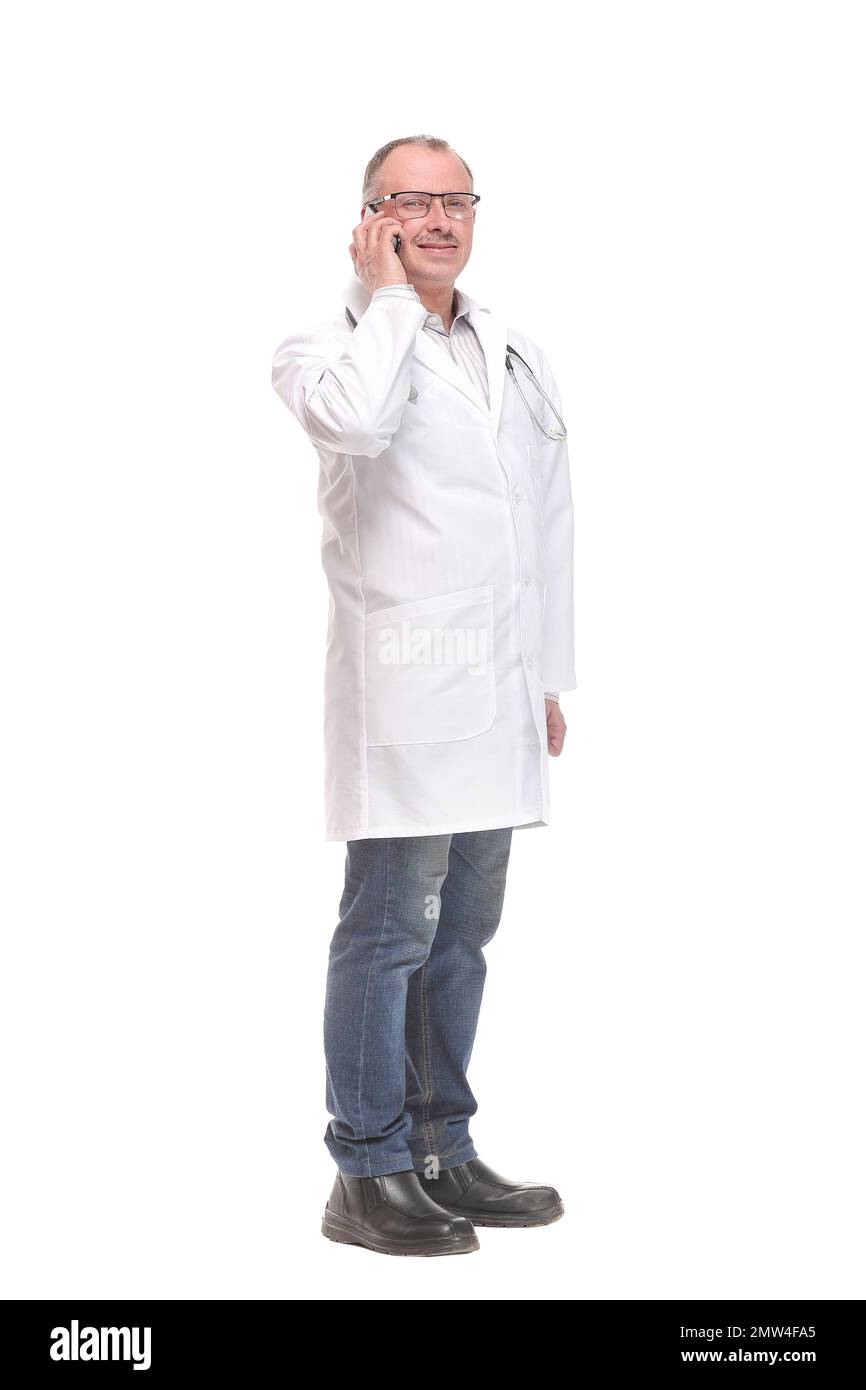 Vista laterale di un buon medico maschile che usa o parla sopra o presenta uno smartphone, in piedi isolato su sfondo bianco. Foto Stock