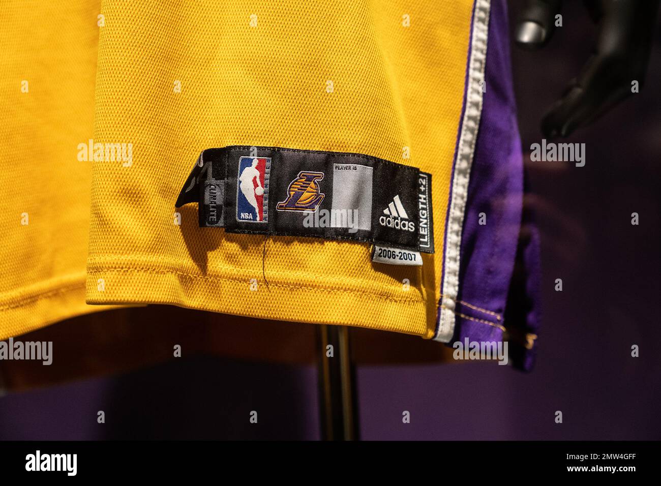 Anteprima stampa per la maglia Kobe Bryant più pregiata alle vendite  'Zenith' di Soteby a New York il 1 febbraio 2023 con cimeli relativi alla  stagione NBA Lakers 2007-2008. Inoltre ci sono