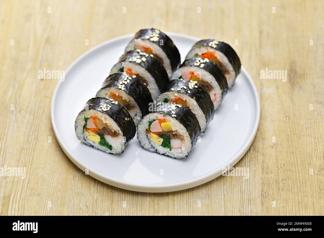 Gimbap è un cibo coreano composto da riso e diversi ingredienti conditi con olio di sesamo e avvolti in nori alghe. Foto Stock