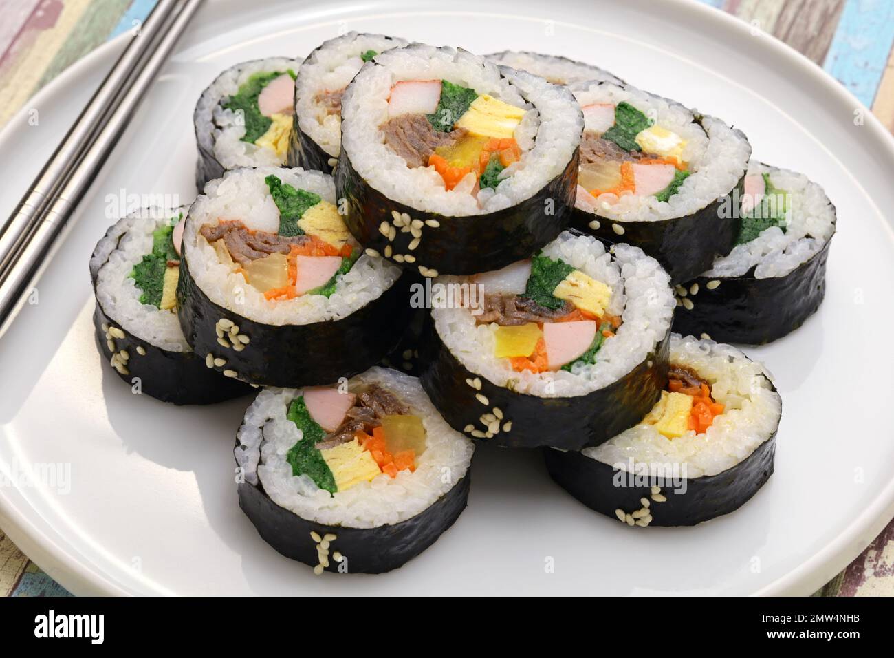 Gimbap è un cibo coreano composto da riso e diversi ingredienti conditi con olio di sesamo e avvolti in nori alghe. Foto Stock