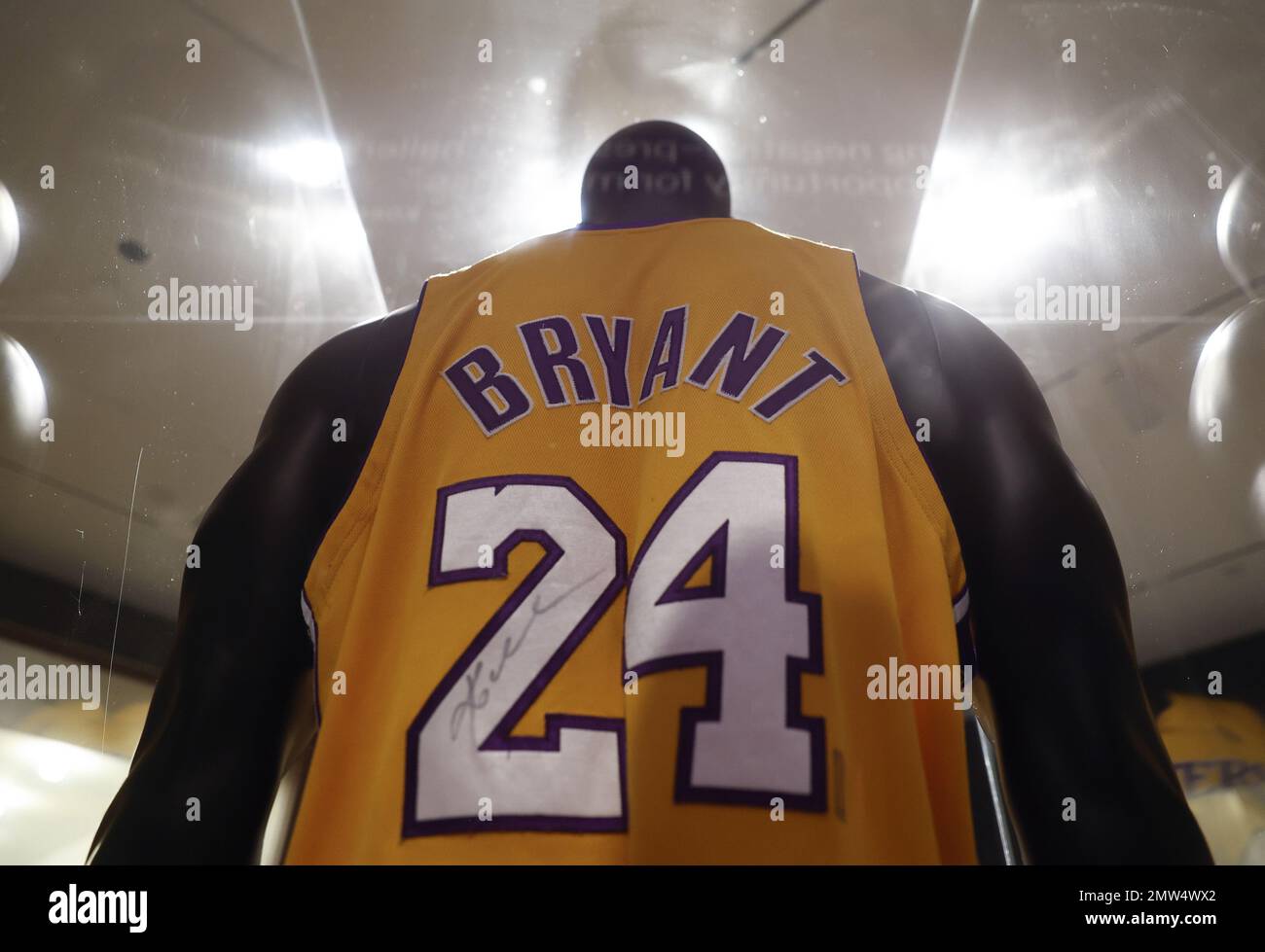 New York, Stati Uniti. 31st Jan, 2023. Una maglia dei Lakers di Los Angeles  firmata e indossata da Kobe Bryant dalla sua unica stagione MVP è in mostra  come parte dell'asta Zenith