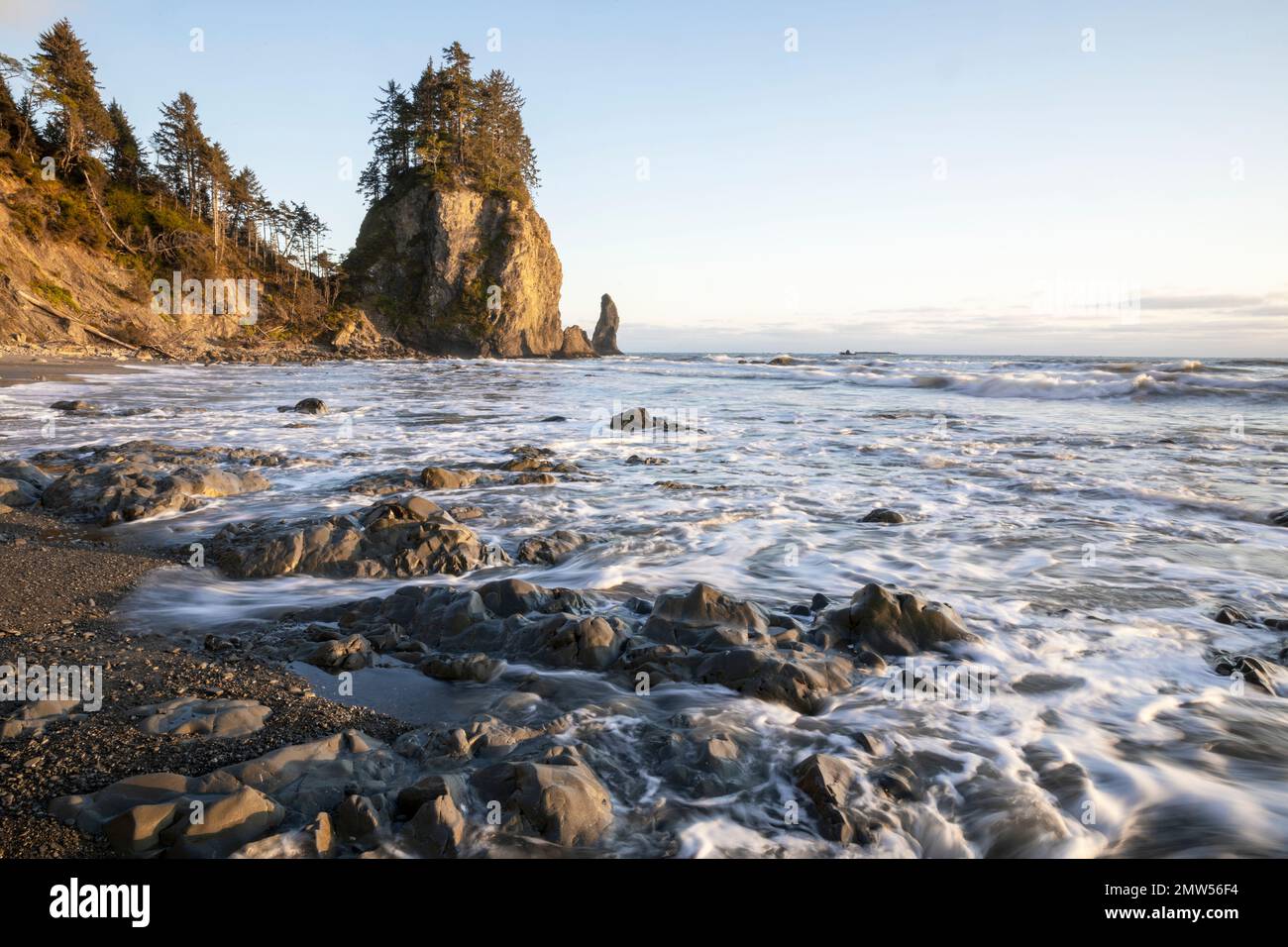 WA20830-00....WASHINGTON - Spiaggia rocciosa e marciapiedi a Mosquito Creek nel Parco Nazionale Olimpico. Foto Stock