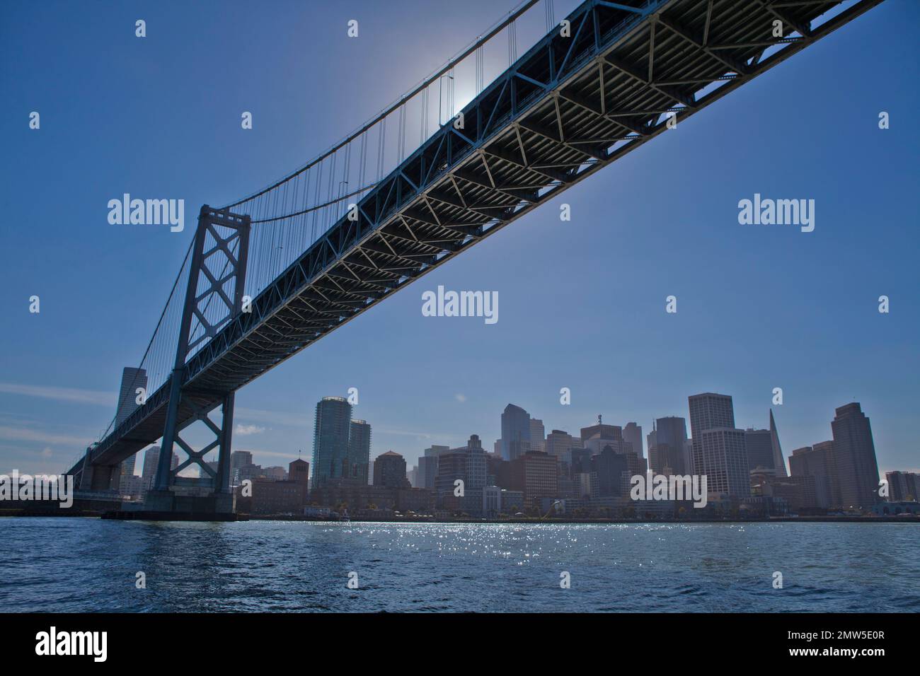Bay Bridge paesaggio, vista da sotto il ponte. Bay Area, California USA Foto Stock