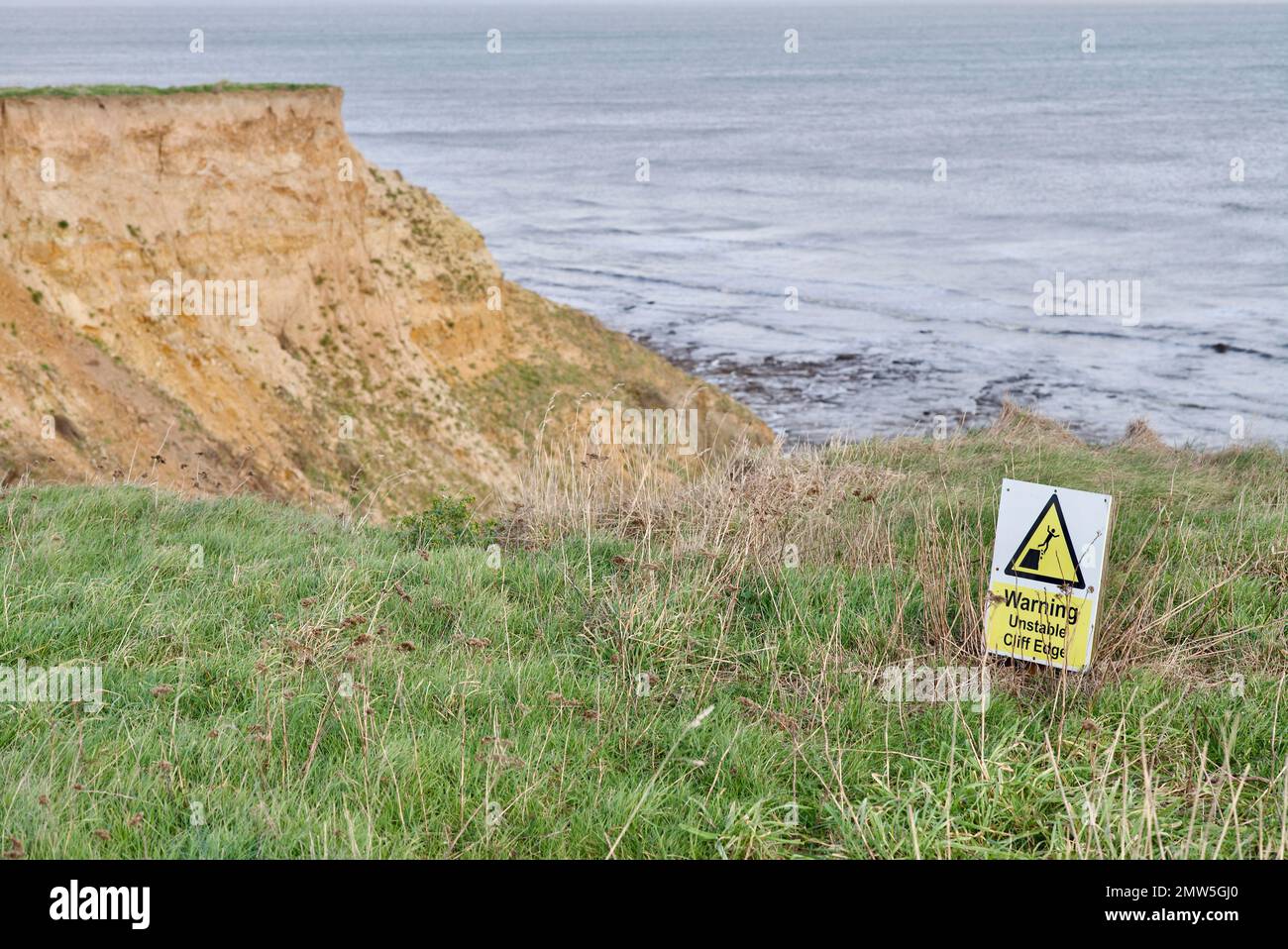 Le scogliere al Naze che sono erose dall'azione marea del mare. Foto Stock