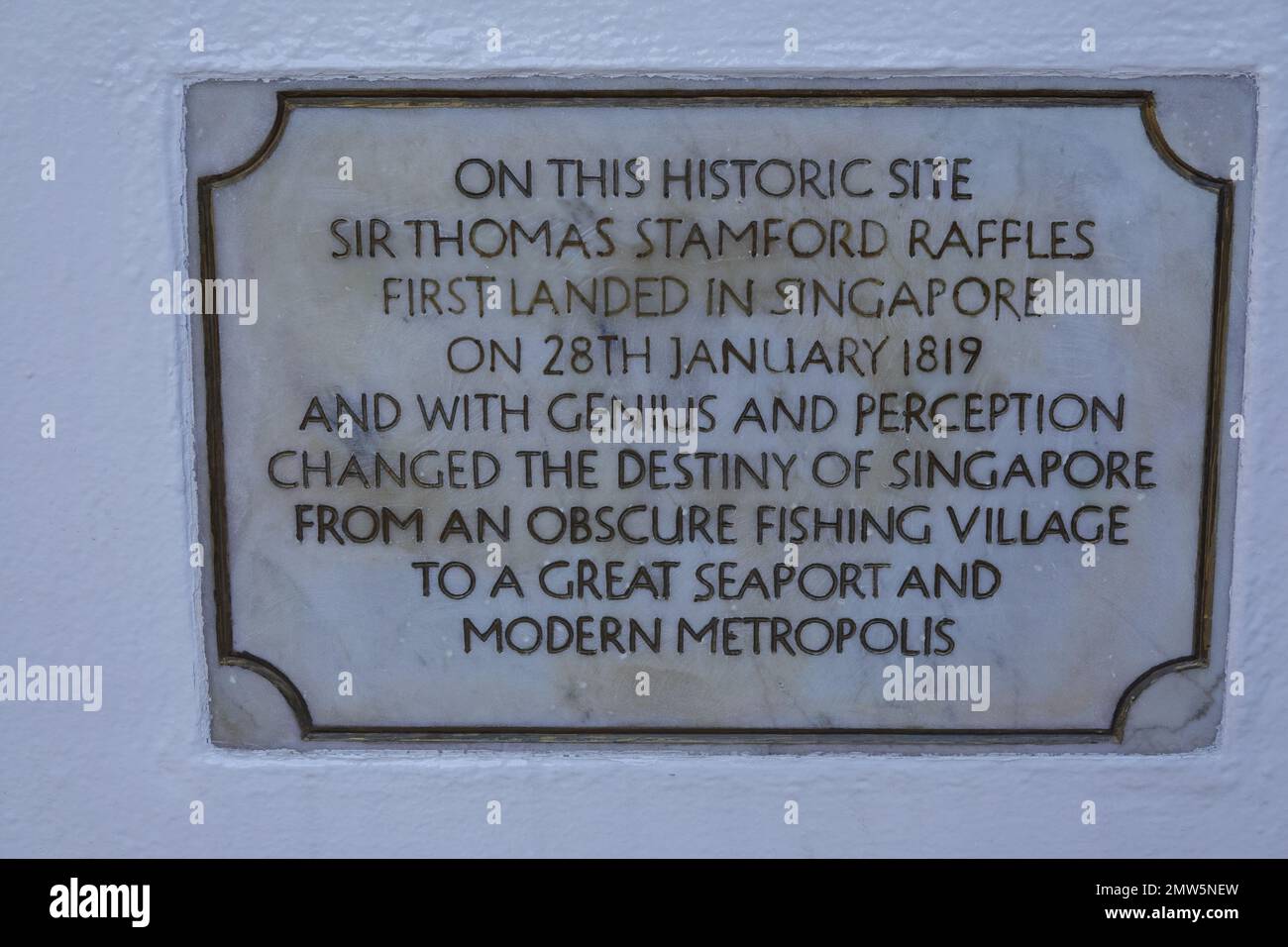 Targa che segna il sito storico dove Sir Thomas Raffles, il fondatore della Singapore moderna, sbarcò per la prima volta a Singapore Foto Stock