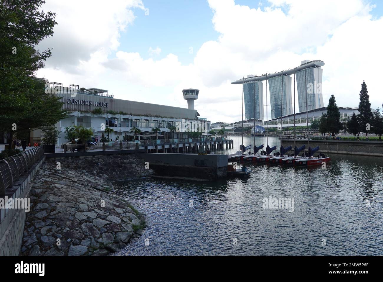 Marina Bay Sands Hotel, con Singapore Customs House in primo piano Marina Bay, Singapore Sud Est Asiatico. Foto Stock