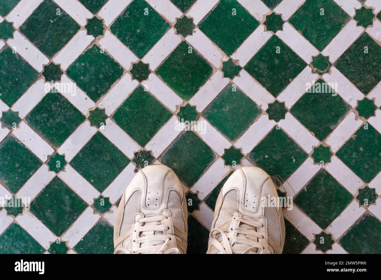 Vista panoramica delle scarpe sportive MAN su piastrelle colorate modello a Marrakech luogo turistico in Marocco Foto Stock