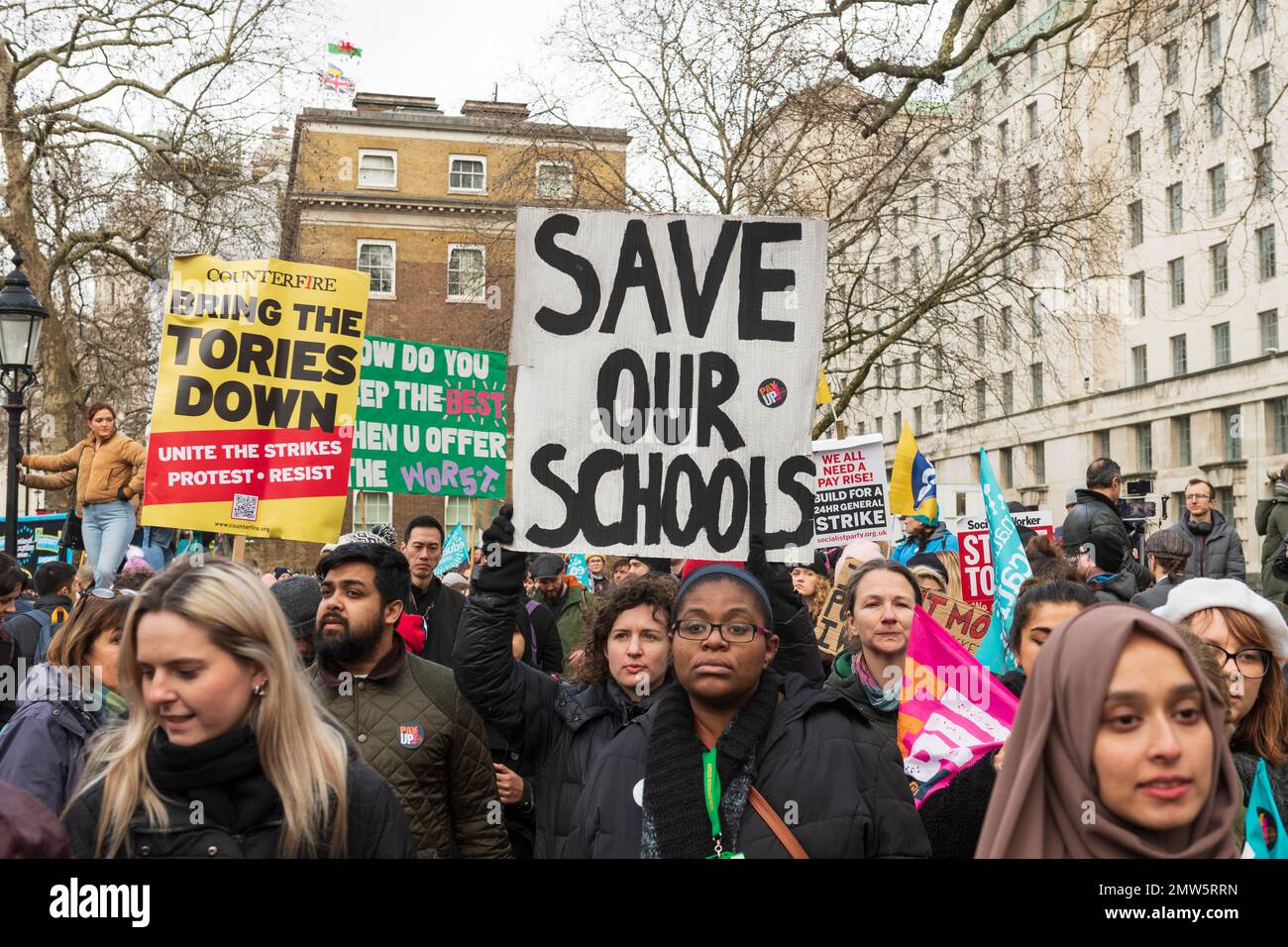 Un raduno dei membri della National Education Union (NEU) e dei loro sostenitori, dopo aver marciato attraverso il West End di Londra. Gli insegnanti impressionanti ar Foto Stock