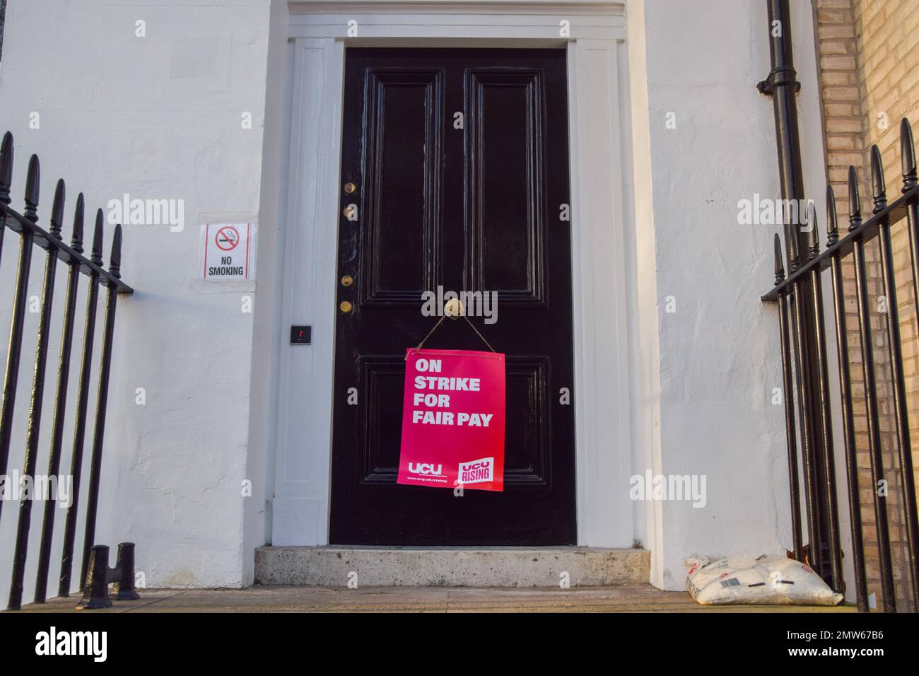 Londra, Regno Unito. 01st Feb, 2023. Un pittogramma di sciopero dell'Università e dell'Unione del Collegio (UCU) è visto su una porta dell'Università di Londra mentre il personale dell'università va in sciopero. La giornata ha visto circa mezzo milione di persone che organizzano passeggiate in giro per il Regno Unito, tra cui insegnanti, personale universitario, operatori del servizio pubblico e macchinisti. Credit: SOPA Images Limited/Alamy Live News Foto Stock