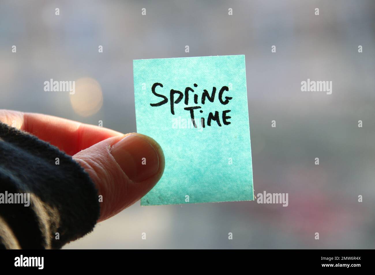 Concetto di primavera! L'iscrizione sul tag blu. Foto Stock
