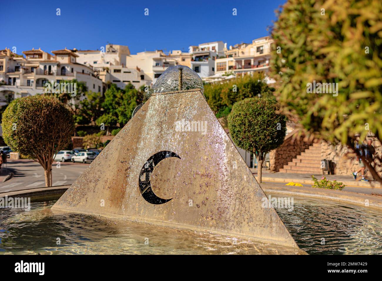 Una statua triangolare con segno di luna nera nel parco di Malaga, Spagna. Foto Stock