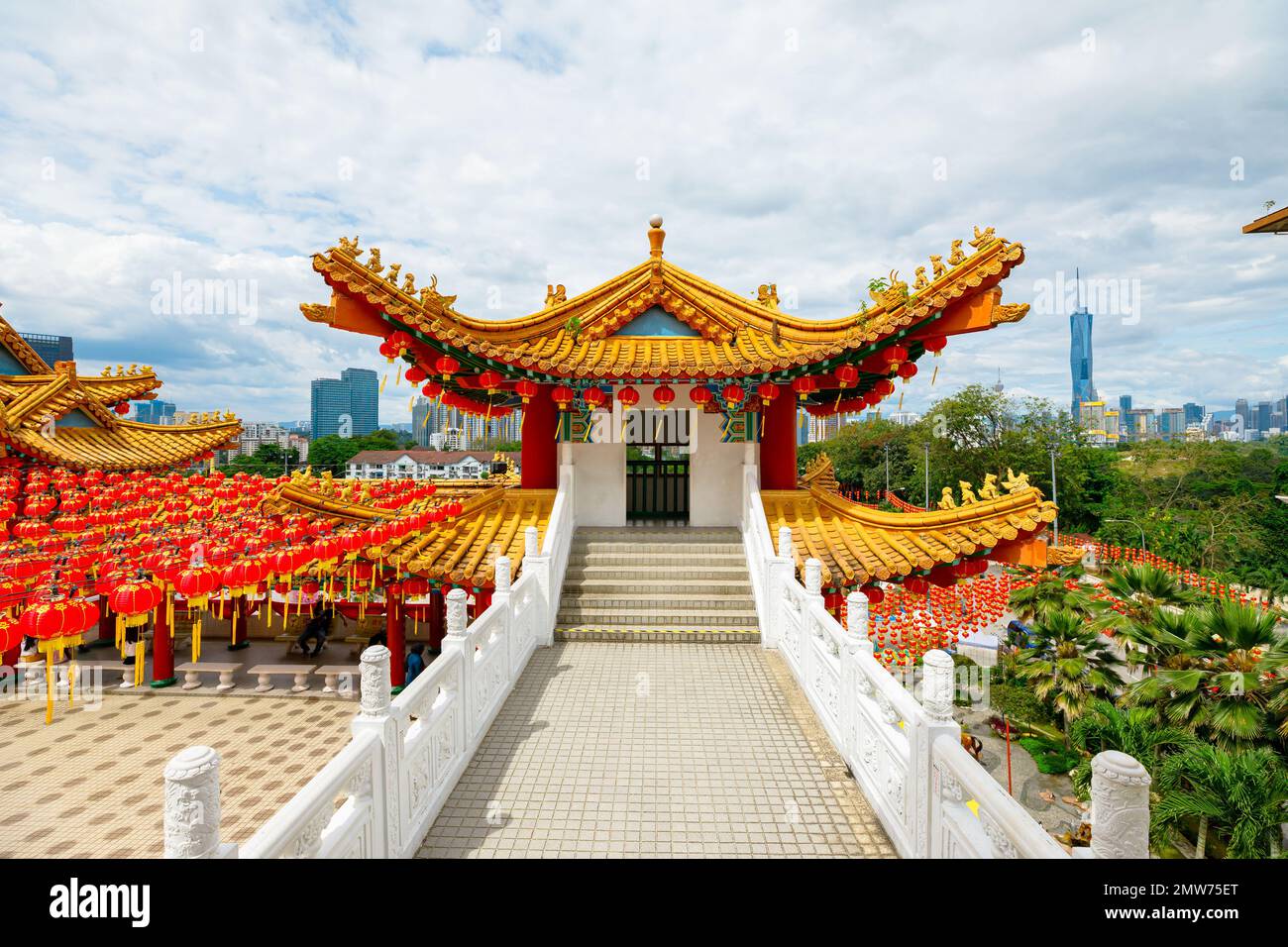 Il Tempio di Thean Hou è rinomato a Kuala Lumpur, Malesia per la sua notevole architettura e la sua disposizione. È un luogo di venerazione per il mare cinese Foto Stock