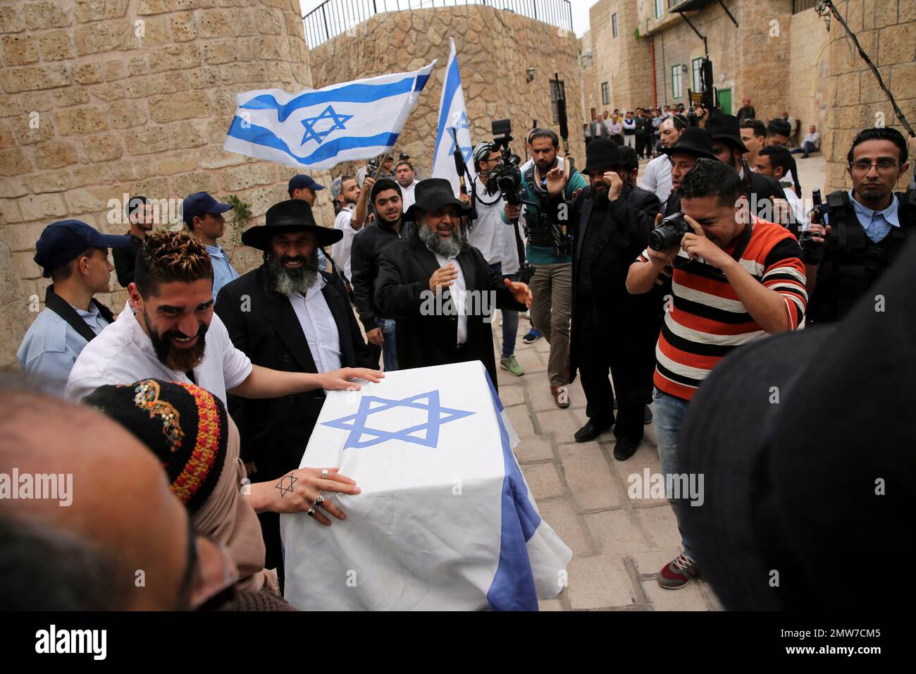 In this Wednesday, March 22, 2017 photo, Palestinian actors dressed as ultra-Orthodox Jewish men and settlers perform during a shoot of the "Heaven's Gate" movie in a recreated alleyway of Jerusalem's Old City in Khan Younis, Gaza Strip. Surrounded by militant training sites on uprooted Jewish settlement lands, the first movie set in the Gaza Strip is growing, depicting the history-rich, volatile alleyways of Jerusalem's Old City. (AP Photo/Adel Hana) Foto Stock