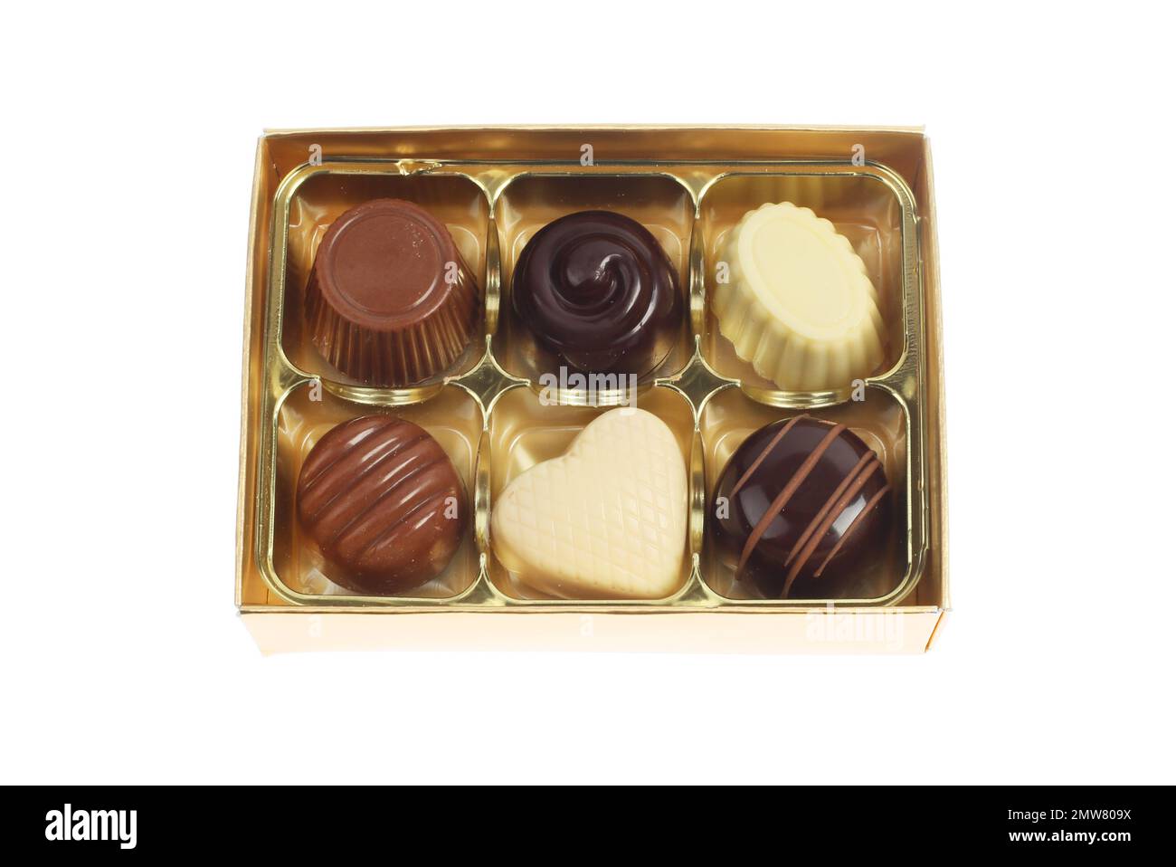 Piccola scatola regalo di cioccolatini isolati contro il bianco Foto Stock