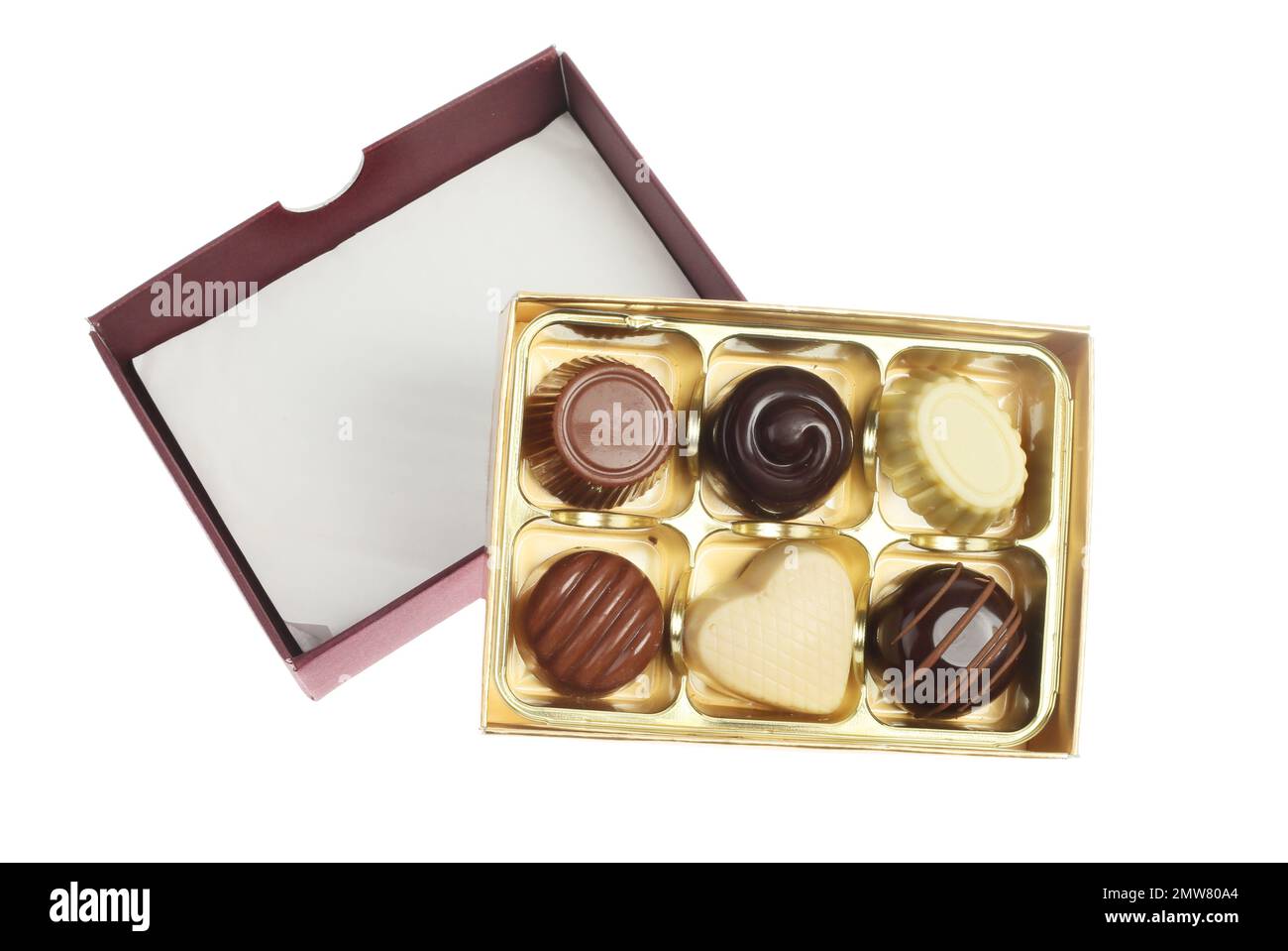 Cioccolatini in una piccola scatola regalo isolata contro il bianco Foto Stock