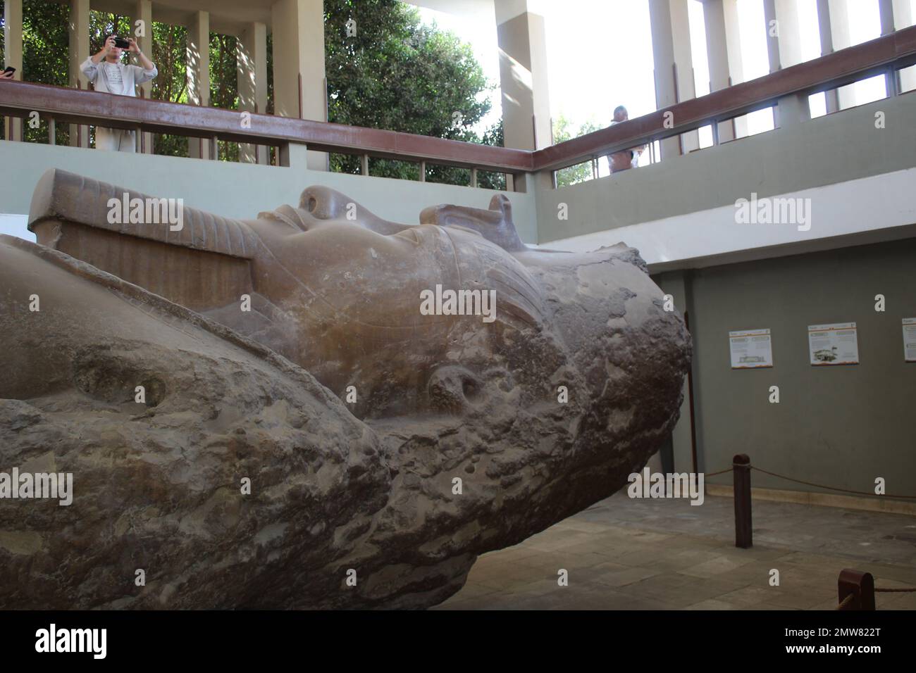 Il colosso di Ramses II a Memphis, Egitto. Foto Stock