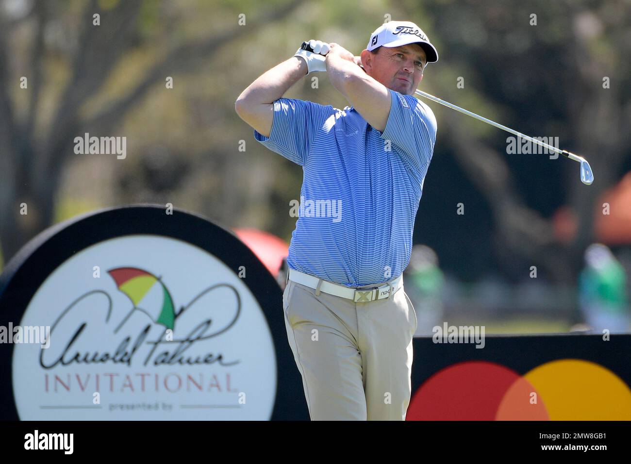 Greg Chalmers, of Australia, watches his tee shot on the 14th hole during the second round of the Arnold Palmer Invitational golf tournament in Orlando, Fla., Friday, March 17, 2017. (AP Photo/Phelan M. Ebenhack) Foto Stock