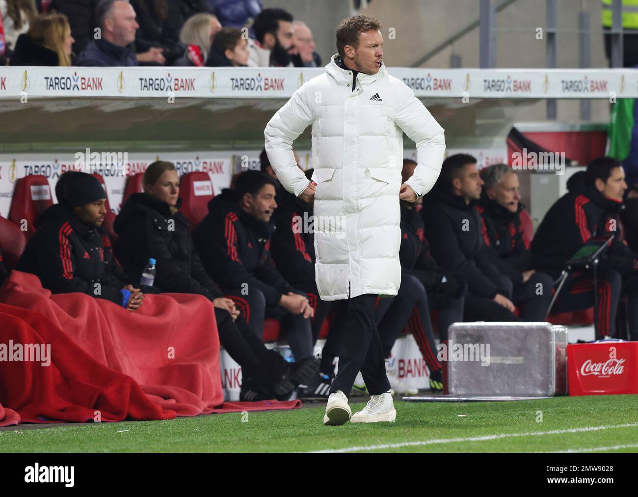 Magonza, Germania. 01st Feb, 2023. Firo : 02/01/2023, calcio, DFB-Pokal, stagione 2022/2023, Turno del 16, FSV FSV FSV Mainz 05 - FC Bayern Monaco tutto in bianco - allenatore Julian NAGELSMANN, Bayern in un cappotto BIANCO ADIDAS, sul banco Serge GNABRY/dpa/Alamy Live News Foto Stock