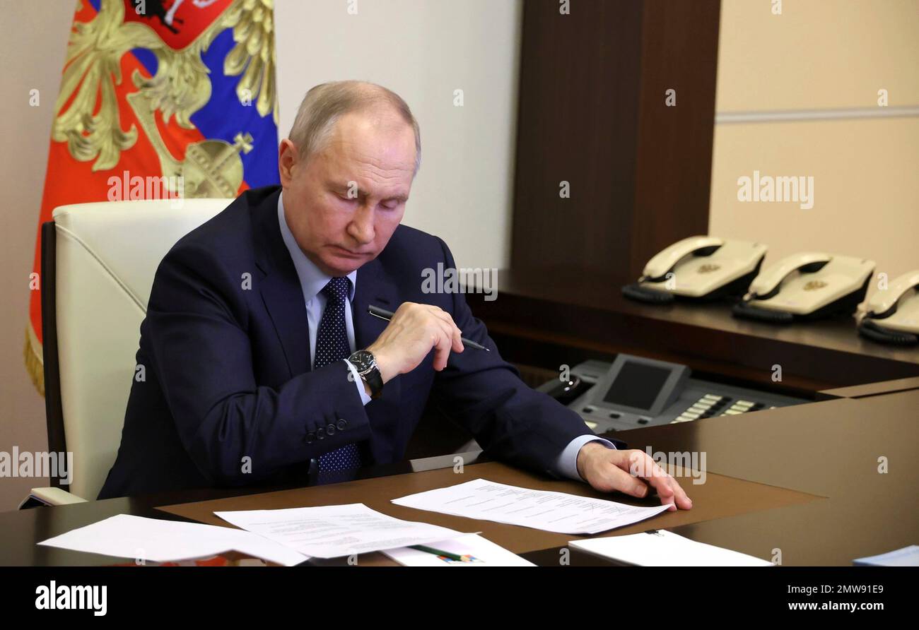 Novo-Ogaryovo, Russia. 01st Feb, 2023. Il presidente russo Vladimir Putin presiede una teleconferenza per discutere la ricostruzione di infrastrutture residenziali nei territori catturati ucraini di Donetsk e Luhansk, dalla residenza ufficiale di Novo-Ogaryovo, 1 febbraio 2023 a Novo-Ogaryovo, Regione di Mosca, Russia. Credit: Mikhail Klimentyev/Kremlin Pool/Alamy Live News Foto Stock