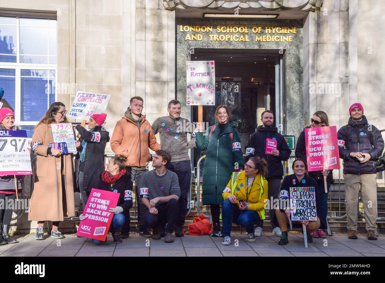 Londra, Regno Unito. 1st febbraio 2023. Picket UCU alla London School of Hygiene and Tropical Medicine (Università di Londra) mentre il personale universitario continua a sciopero. La giornata ha visto circa mezzo milione di persone che organizzano passeggiate in giro per il Regno Unito, tra cui insegnanti, personale universitario, operatori del servizio pubblico e macchinisti. Foto Stock