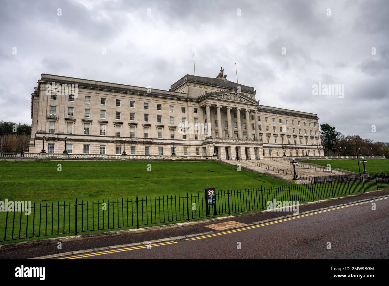 Belfast City, Antrim, Irlanda del Nord, Regno Unito, novembre 30th 2022. Di fronte a Stormont, Irlanda del Nord Casa del Parlamento, vista dalla parte anteriore sinistra Foto Stock