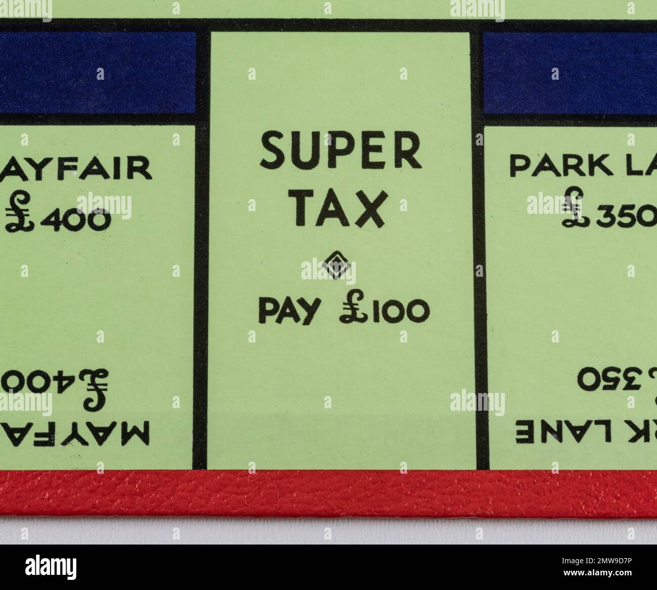 La piazza Super Tax su un consiglio di monopolio britannico Foto Stock La piazza Super Tax su un consiglio di monopolio britannico Foto Stock