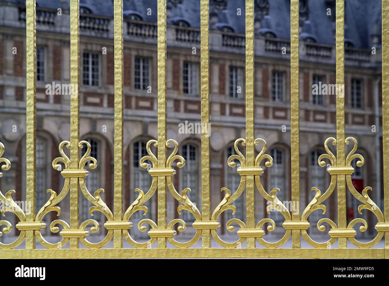Wersal, Versailles, Francja, Francia, Frankreich, Una griglia dorata che separa il cortile del castello; Ein goldenes Gitter trennt den Burghof Foto Stock